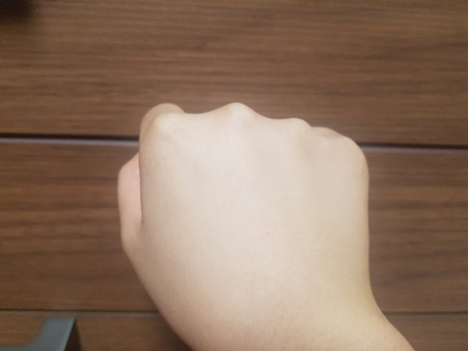 손에 테스트 해봤습니다!
로션바르기전 사진