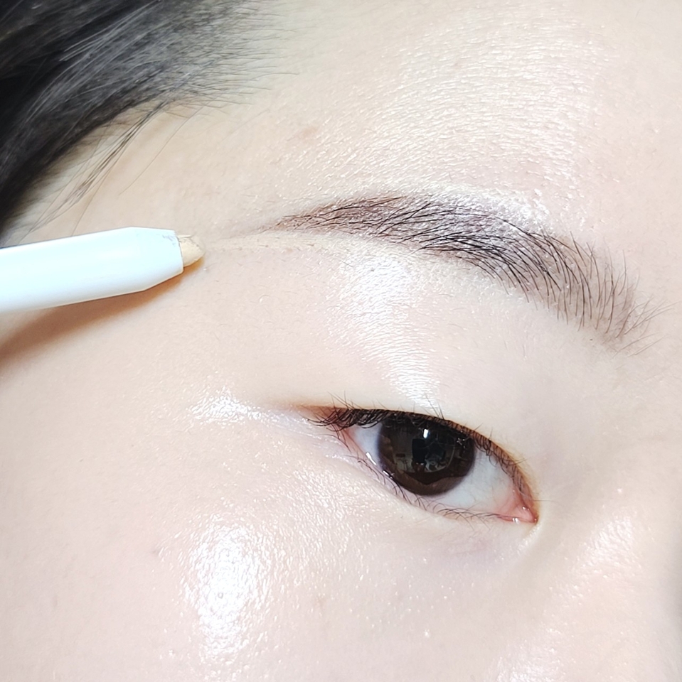 메이크업의 한끝을 살려주는 팁!...이라고 쓰고 모두가 아는 그 방법...😋

​

깔끔한 칼각 눈썹을 그릴 때 컨실러로 가이드를 잡아 라인을 정리해 주는 방법인데요, 원래 리퀴드 타입 컨실러로 라인을 잡았었는데 펜슬 타입으로 잡으니까 더 쉽더라구요

