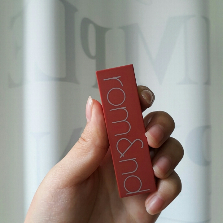 외관 컬러가 틴트 컬러가 직사각형 모양의 깔끔한 케이스에요