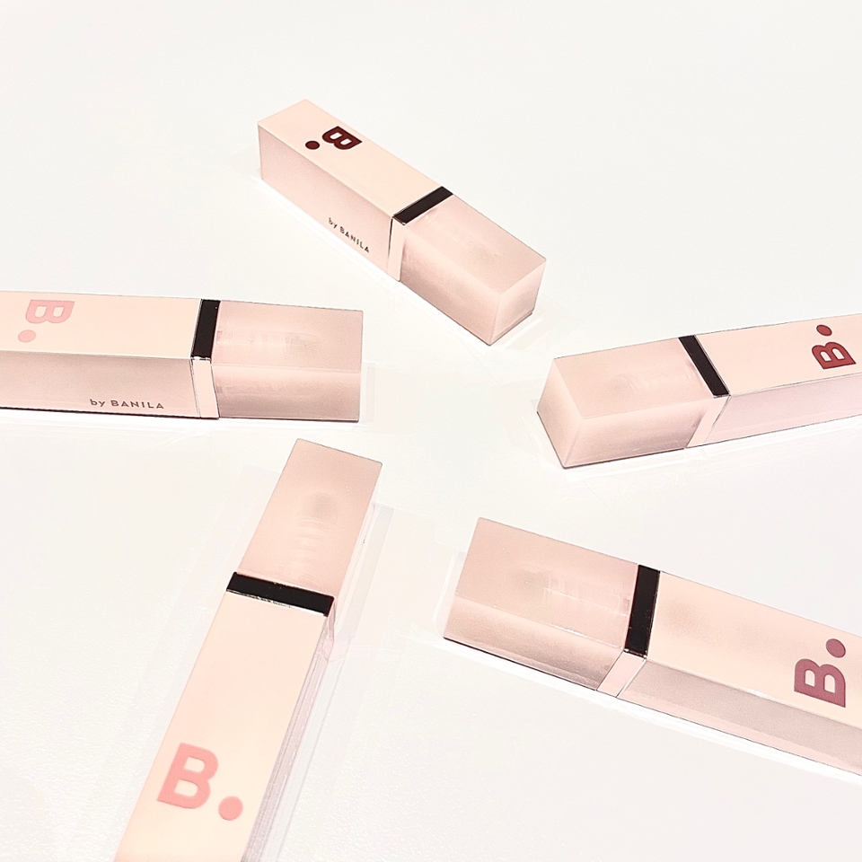 제가 요번 이 틴트에 대해서 기대가 높았던건 워낙 매트한 틴트에서는 누디&매트한 색상이 많지만 촉촉립은 생각보다 많지 않아서 요번 립장인인 바닐라코와 소봉님이 어떻게 뽑아냈는지 정말 기대가 컸어요 ㅎㅎ