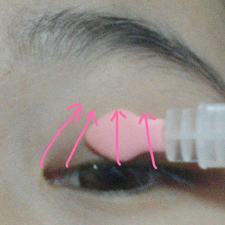 섀도우팁으로 발라놓은부분을 퍼지게한다는 느낌으로!