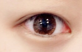 렌즈끼도 살짝 화장해봤어요 붙인라인하고 끝부분에 어두운 섀도우를 발라주면 라인이 더 선명해집니다 일부러 라인보이게  뷰러나 마스카라는 안했어요 실제로보면 약간 겉쌍같이 나와여 ㅠㅠㅠ 제가 수술빼고 다해봤는데  이만한거 없어요 여러분도 이쁜눈 만드세용~