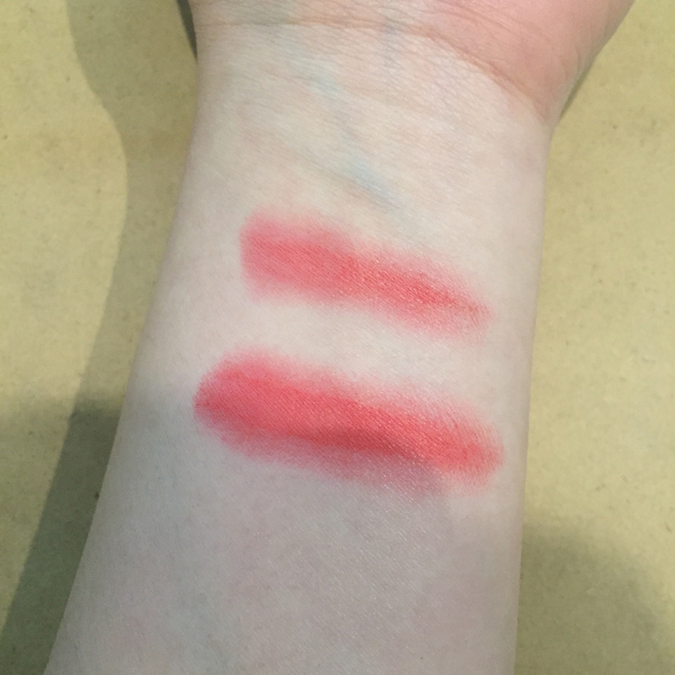 아닙니다 핑크코랄이에요😍 진짜 색 완전맘에들어요 
전 웜톤이라서 핑크는 되도록피하는데 이 제품은 아시아 여성한테 잘어울리는 색이래요!! 이 제품 나왔을때 많이품절됬다는..첫번째는 조금짜고 블랜딩 두번째는 많이짜고 블랜딩한거에요 빠르게 픽싱됩니당😚