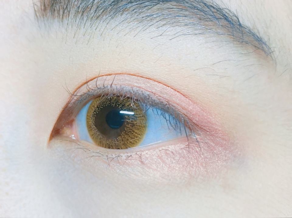 코랄핑크와 코랄오렌지 중간정도의 여리여리한 포인트 섀도우로 쌍커풀라인 중간부분부터 삼각존까지 블랜딩하면서 채워줬어요 !! 🍑
-어퓨 미네랄 모노섀도우 OR05