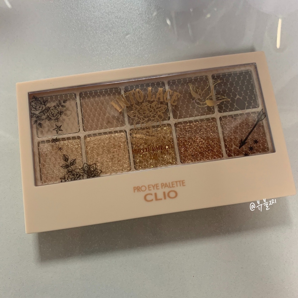 우선 저의 첫번째 인생템. 
클리오 팔레트 인투레이스입니다