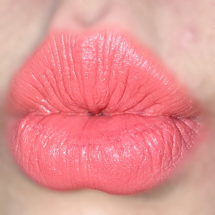 그리고 질감이 정말 신기했어요!

살짝 보송하면서 입술 위에 무겁지 않게 올라가고

입술에 바른 다음에도 편안하더라구요~

적당히 보송한 립 좋아하시는 분들께 추천!