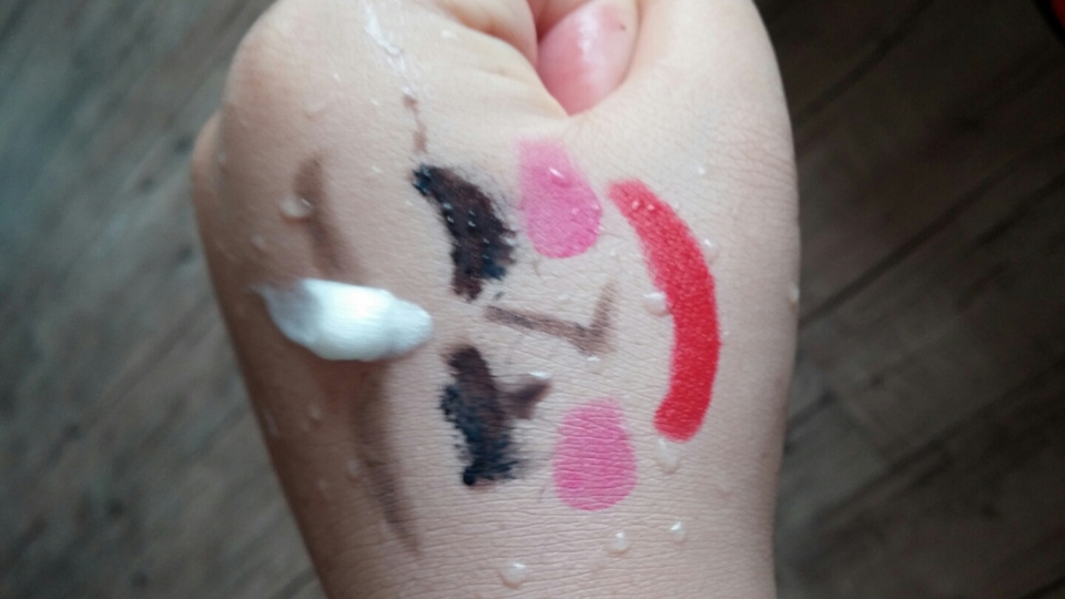 물과 폼클렌징을 발랐답니다