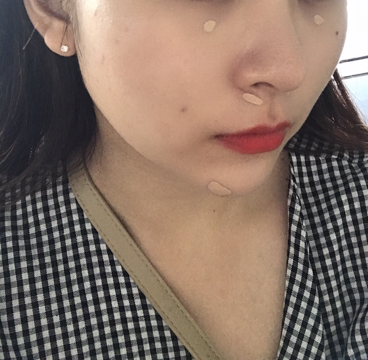 아침비행기라 급해서 생얼로 왔어요 ㅋㅋㅋ 
어차피 새 쿠션 바를 거니까 생얼로 오길 잘 했다는 생각이 들었네요. 저는 사진처럼 몇몇개 붉은 잡티가 있어요 ㅠㅠ 그래서 원래 베이스메이크업 전에 꼭 컨실러를 발라요. 나스 쿠션 자체도 커버력이 괜찮은 편이지만 저처럼 잡티가 좀 있으신 분들은 컨실러 사용하시는 걸 추천해요. 