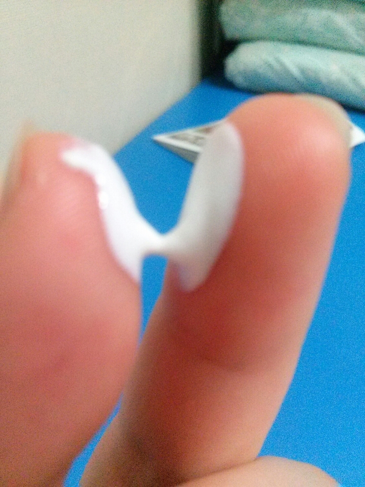 제품이 그렇게 묽지도 그렇게 끈적거리지도 않았어요 그냥 매트하게 발리는 느낌? 발림성이 좋다고 할 순 없어요 또 바르고 나면 기름 올라오고 그래요