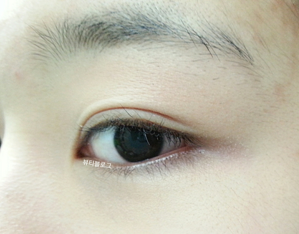 생얼 눈입니다. 밤을 새서 눈이 더 퀭하네요.