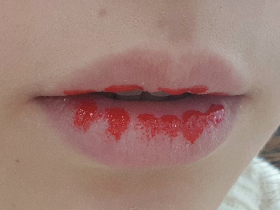 입술 안쪽을 중심으로 #비츠립벨벳틴트 를 점점 찍어줍니다.