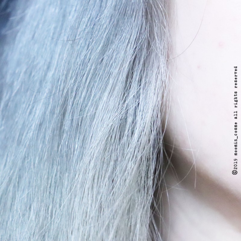 왼쪽은 화장실조명 ( 밝은편 , 백색광 )

저는 역그라데이션을 하고 싶어서 뿌리바르고나서 30분동안 방치한 것이기 때문에

밑에 부분은 애쉬그레이 정석이라고 보기 힘드실거고

윗 - 중간 모발 부분이 요 모레모 케라틴 헤어 컬러 애쉬그레이 발색 딱 그대로에요!

​

진짜 발색 오지지않나요?

우리가 알던 애쉬그레이 그대로, #애쉬그레이염색 치면 나오는 그 존예 컬러 ㅇㅇ.

​

그리고 오른쪽은 스탠드만 켜놓은 제방. ( 어두운편, 백색광 )

예 애쉬그레이 밝게볼때 그 컬러라고 생각해주시면 됩니다.

아무리봐도 요리봐도 조리봐도 애쉬그레이 맞구요?

​

진짜 컬러도 너무 예쁘게 발색력 짱짱하게 빠졌는데

머리손상도 없었고 저는 개인적으로 너무 만족스,,!

진짜 제가 엄청 맘에 들었으니까 이렇게 스압주의 로 올린거구요,,,

아마 제 진심이 이 스압으로 느껴졌으리라 믿습니다,,홍홍

