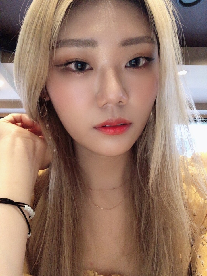 요런 금발이었던 머리카락이