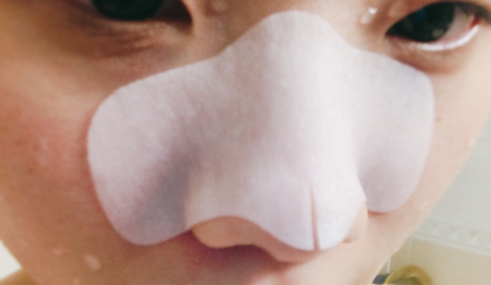 샤워를 하면서 10분정도 모공을 불려주신 후
1제를 붙혀준 다음 10-15분정도 반신욕을 하면 피지가 쓕!

아참! 차앤박 블랙헤드 키트가 비싸다고 생각하시는 분들은
'글로우스파'를 구입하셔서 사용하시면 같은 효과를
보실 수 있어요!!