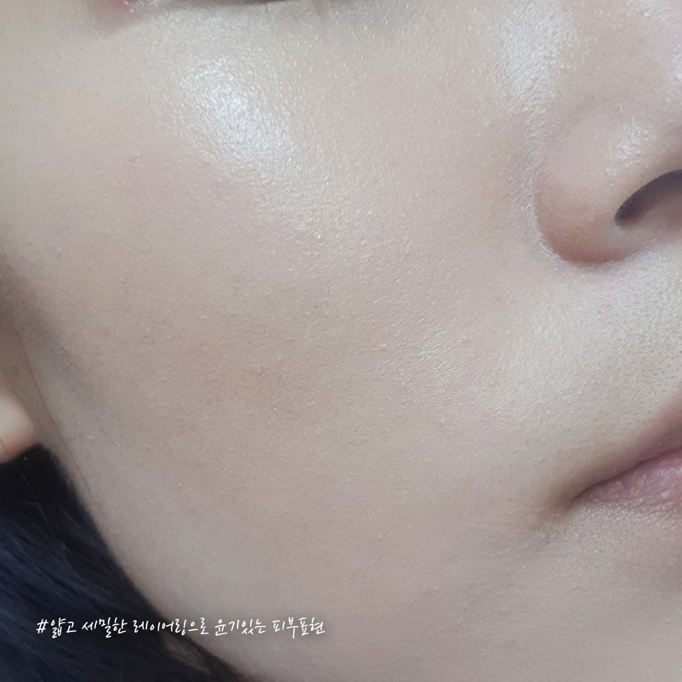 


윤광 브러쉬의 장점은 촉촉한 피부표현도 있지만 여러겹 레이어링하면서 바르는게 진짜진짜 쉬워요!

 퍼프는 뭔가 퍼프가 다 먹는 느낌인데 브러쉬는 내용물을 확실히 안먹어요!

그리고 아쉬운점이 크기가 큰 만큼 코 옆부분이나 세밀한 부분 채우기가 너무너무 힘들어요 ㅠㅠ

모를 세워서 채우면 코 옆은 다 뜨고 코 윗부분이랑 입체적으로 나와있어서 바르는 게 불가능하다고 생각하시는게 더 편할 거에요


