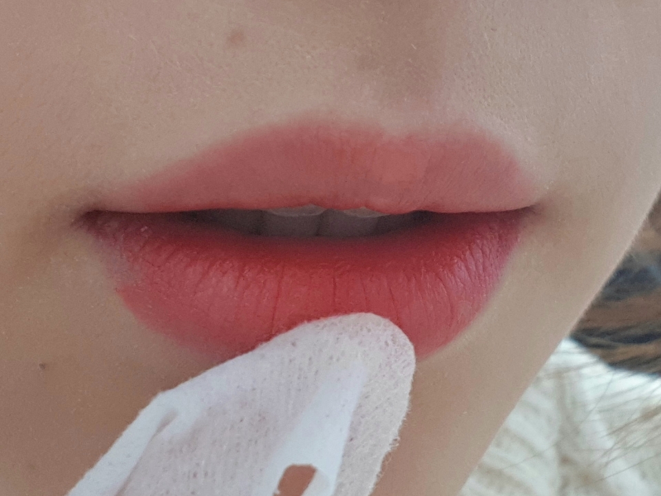 물티슈에 손가락을 끼어서 왔다갔다하면서 그라데이션 해줍니다.
이때 입술이 많이 건조한 편이라면 물티슈에 가볍게 #립밤 을 발라주는것도 좋아요