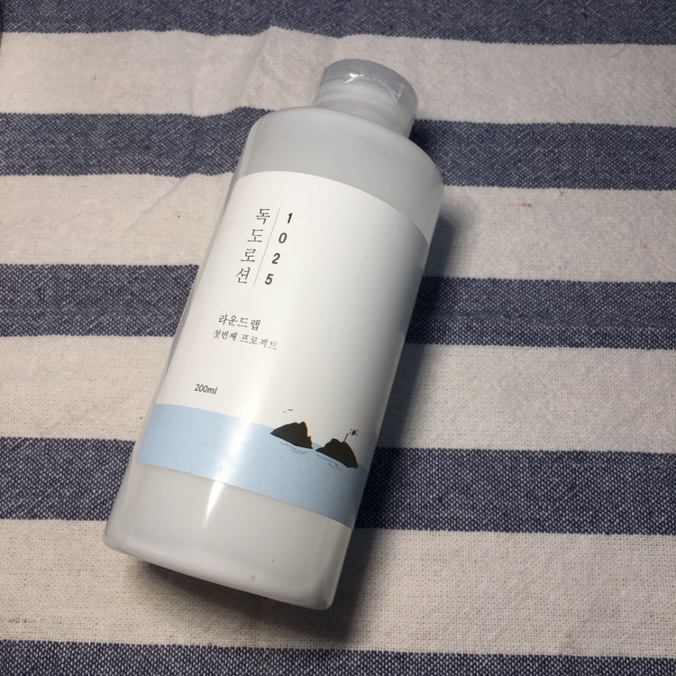 독도 그림이 작고 귀엽게 그려져있어요. 
200ml이고 처음엔 좀 작아보였는데 사용해보니
꽤 양이 많은 것 같아요. 줄어들지를 않더라구요 ㅋㅋ