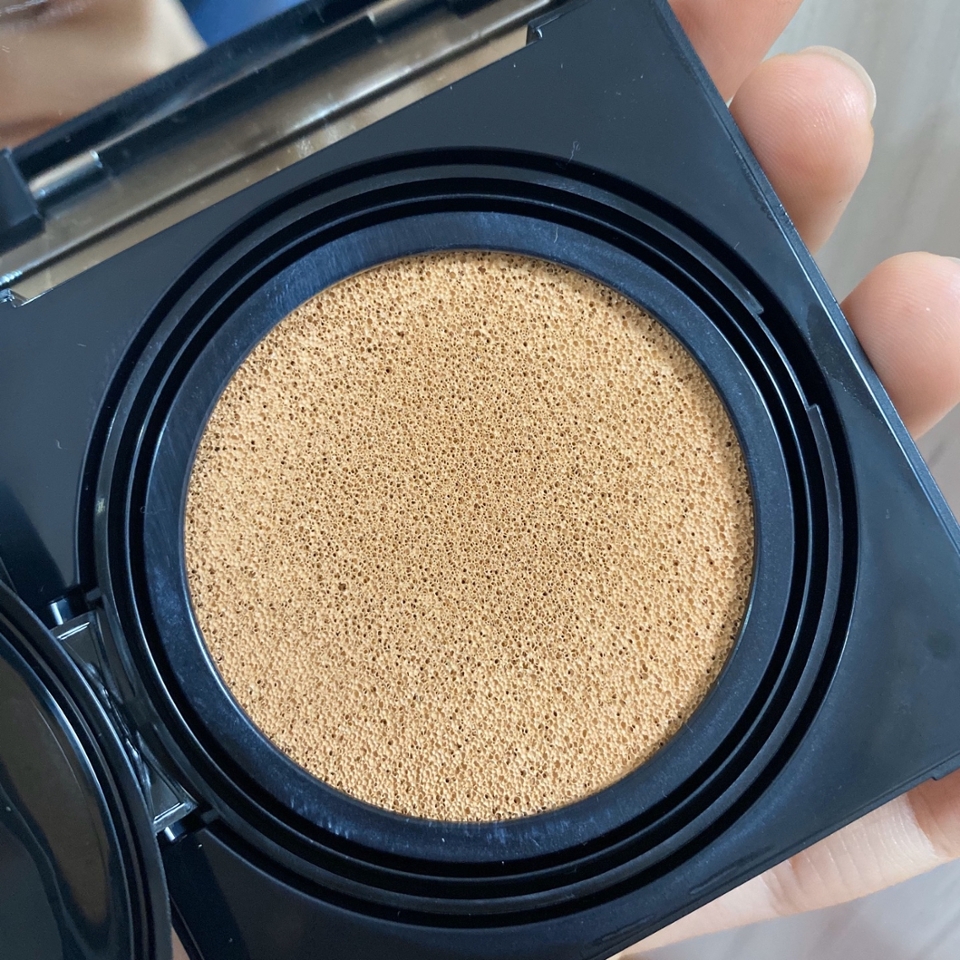 뜯으면 요래 스펀지에 내용물이 충분히 묻혀져있어요 ! 꾸준히 사용해서 사용감 좀 있됴 ㅎㅎ ?