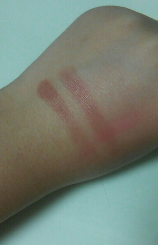 색 발색은 요러합니다
밑이 1번, 위에가 2번발색인데
눈두덩이에 깔아도, 언더에 깔아도 예쁘고
특히 가을웜톤 분들께 추천드립니다♥