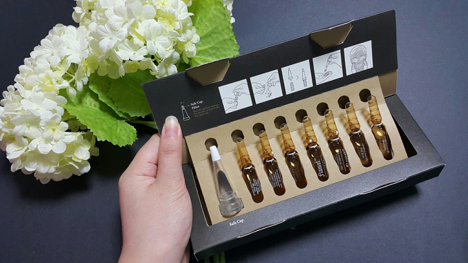 
🌿 번외+) 손상피부 케어 시

피부가 많이 상해있다고 표현해야 할 정도일 때
앰플단계에서 추천하는 제품들이에요!

✔ 플라멜엠디 WTX 필 이펙티브 앰플
(각질제거+물광+수분+탄력)
✔ 어뷰티 올댓톡스 슬리핑 앰플
(피부재생+탄력+진정)
느끼는 효과 : +좁쌀케어

- 특히 어뷰티가 오일리한데도
계속 쓸 수 밖에 없는 마성의 앰플….
효과가 너무 좋아요…가격 비싸서 다시 사지도 못하는데 좋아…흑😭

일주일만 사용해도 피부가 뭐라 해야하지…
쫀쫀해지고 모공이 줄어든다는 건 거의 있을 수 없지만
탄력이 좋아져서 작아져보이고
오일리한데 좁쌀이 줄어드는 마법….

그래서 저는 가을겨울에 마지막 단계에서 1~2방울정도 손에 덜어서 기초 끝낸 피부에 슬쩍 감싸 눌러주거나 마지막 단계에서 1~2방울 섞어줍니다.


- 플라멜엠디는 물광수분탄력이라 효과가 확 느껴지진 않은데 확실히 좀 피부가 촉촉해지고 밀도가 줄어드는 느낌이 좀 드는 것 같아요!
꾸준히 사용하지 않고 건너건너 사용한지 오래 안 되서 그런 걸지도…ㅎ

