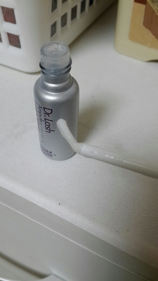밤용은 앰플처럼 솔에 잘 묻어나와요~
속눈썹 사이사이를 발라주시면 되요~ 그러면 밤사이 속눈썹에 영양을 듬뿍~~^^