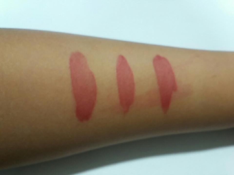 그래서!!!!! 그옆에있던 췌☆뤼☆퓡☆꾸☆를 발라봤는데.. 나니!??? 걍내꺼 생긴게 내꺼같드만..됬구! 이건 발색한다음 30초정도있다가 물+휴지로 지운거에요~지속쩔..착색더쩔..그래도 틈틈히 수정해주셔요!! 저는 입술빨아먹는게 습관인지라..ㅠㅠ