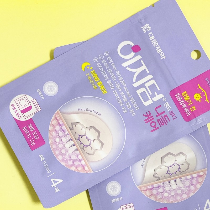 제가 사용한 제품은
대웅제약 이지덤뷰티 니들케어 제품입니다.

제품은 트러블 초기 압출 전, 후 모두 사용이 가능하며
패치 부착 반경 6mm 여드름균 항균 효과가 있다고 합니다.

니들의 피부 침투율이 100%로 타사 대비 2배 높은 침투율이라고 합니다.

또한 여드름패치 유일, 여드름 연고, 앰플 등과 병용 가능한 제품이라고 해요.