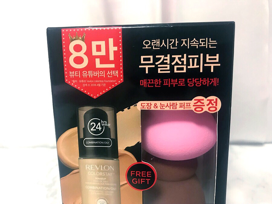 8만 뷰티유튜버들이 선택한 파운데이션을 올리브영에서 겟 겟 !
30ml가 실제로보니 생각보다 엄청 미니미하네요
요로케 퍼프 2개와 함께 구성되어 있습니당

레브론 파운데이션은 피부타입에따라 
선택이 가능하신데요,

지/복합용은 매트하고 보송한 마무리감이 느껴지며 사진에 보이는 것 처럼 제품 용기 캡이 블랙으로 되어있고

중/건성용은 촉촉하고 부드러운 마무리감으로 제품 용기 캡이 투명하게 되어있어서 구분하기 쉽게 되어있어요
