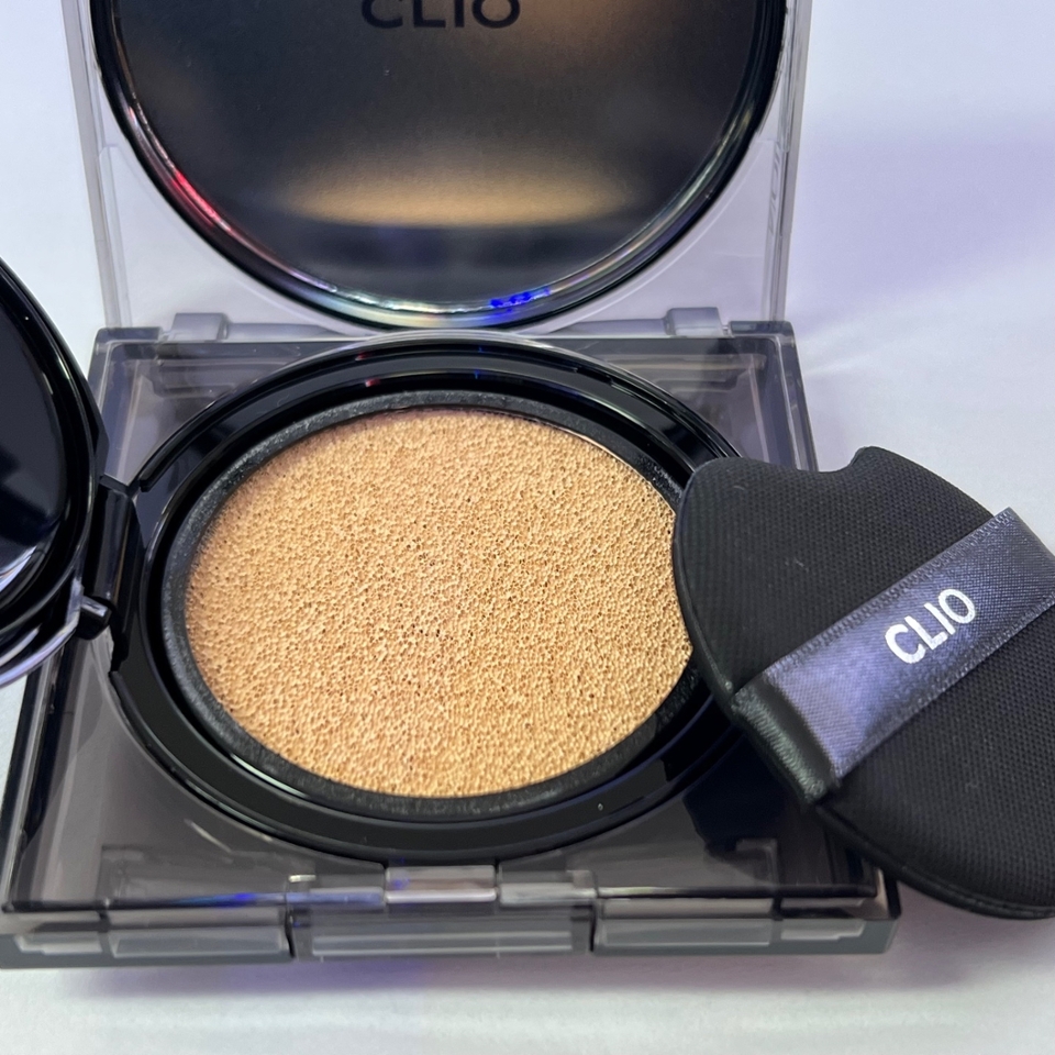 열면 이런식으로 되어있네용
냄새는 그냥 일반 쿠션냄새? 막 엄청 좋은 냄새도 안좋은 냄새도 아니였어요 
