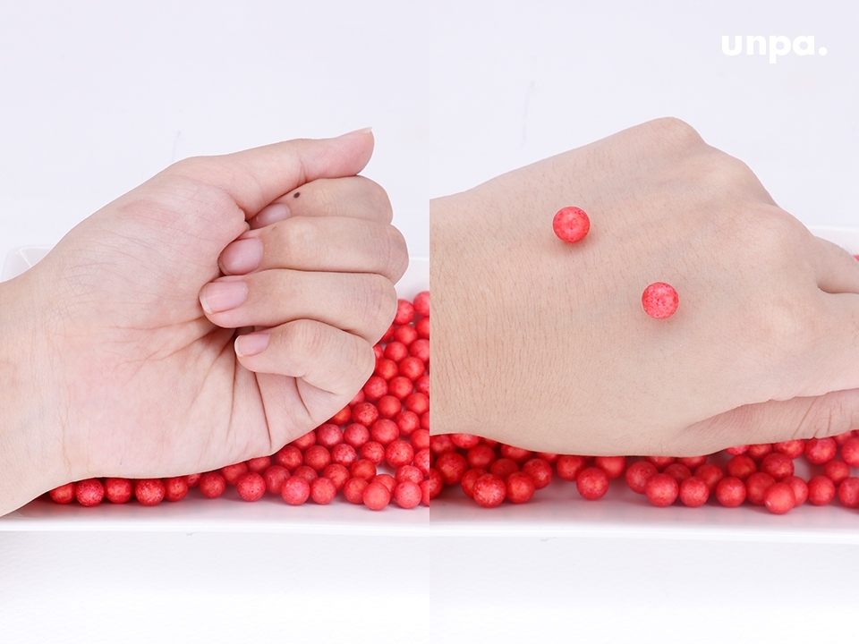 쫀쫀한 제형이지만 톡톡 두드려서 피부에 흡수시킨 후에는
끈적임도 적어서 파워 지성 피부인 사람들도 사용하기 좋구,
흡수력이 좋아서 아침에 사용해도 메이크업 밀릴 걱정 NOPE! 
모든 피부에게 데일리 템으로 강추해♡
