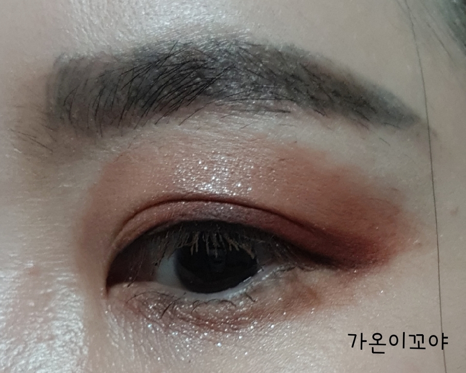 쌍커플 안쪽 라인에 버건디 색감이 도는 '아메리카노 샷 추가'섀도우 발라주었어요~
