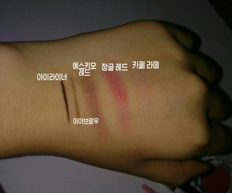 발색샷이에요. 카페 라떼는 사진보다 더 회색빛이 많이 돌구요.
정글 레드는 더 붉은 색이에요. 에스키모 레드는 더 버건디스러운 색입니다.