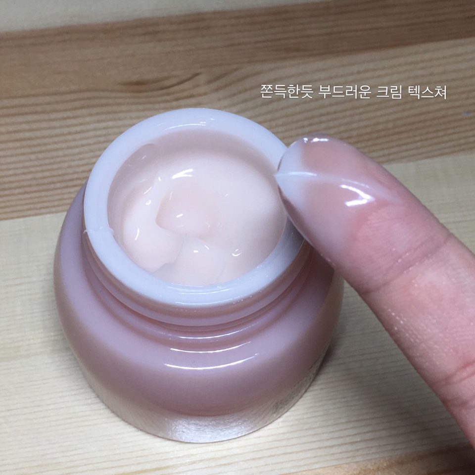 이 크림의 텍스쳐는 쫀득하면서도 가벼운 느낌이에용!!
그래서 얼굴에 바를때 부담감이 없습니당😍