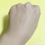 바른 쪽에 자연스럽게 광이 도는 모습입니다.

심하게 번들거리는 것도 아니고
딱 보습감이 도는 정도로 광이 돌아요.

끈적이거나 무거운 느낌은 아니고요.