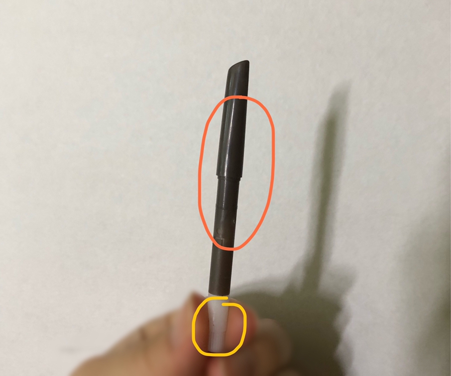 한 손으로 노란색 부분을 잡고, 남은 한 손으로 주황색 부분을 잡고 역시 빡! 뽑아요