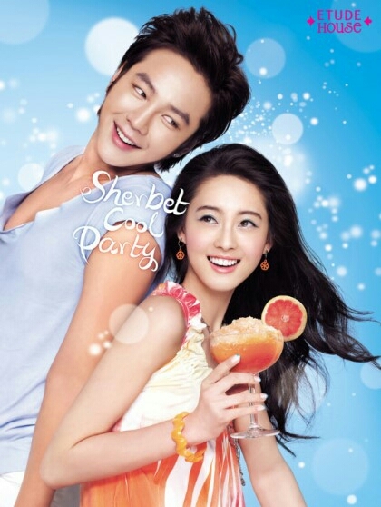 고아라&장근석 (2006~2008)
처음으로 에뛰드가 남자모델 고용! 둘이 찍은 광고 중에 에뛰드 여우빛카라 아시는분 계실려나?ㅎ 그 광고도 기억에남네요! 무엇보다 둘이 꾀 에뛰드랑 잘어룰렷던거 같네여~^^