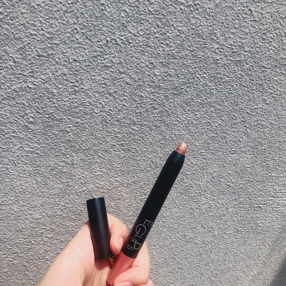 수많은 펄 섀도우 제품을 애교살을 위해 구매해보고 사용해봤었는데, 이게 갑입니다!!👍👍❤️
애교살 섀도우 인생템!! 너무 하얗거나 밝지도 않고 뭉침도 없이 매끄럽게 잘 발려서 자연스럽게 애교살이 오동통해보이더라구요!(내가 원하던 바로 그 느낌 드디어 찾음❣️)컬러나 발색,발림성 면에서 모두 마음에 들더라구요! 