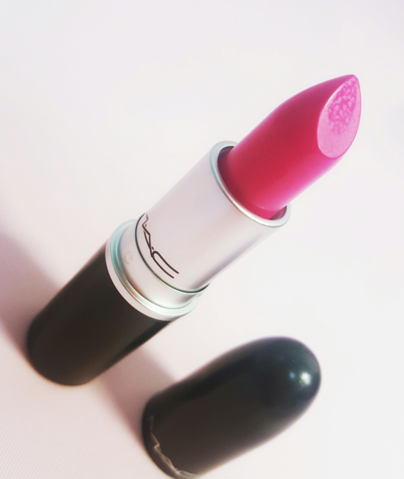 딱 봐도 쨍한 핫핑크색인거 다들 아시겠죠?
거기다 형광기까지 돌아서 솔직히말하면 모아니면 도가 될수있는색..ㅜㅜ그래도 코덕심으로 극복할수있어요...☆