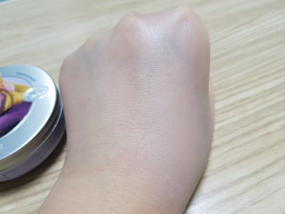 족발아닙니다.. 근데 족발같아..ㄹㅇ...오른쪽에 발랐어요!!확실히 톤업이 있죠?