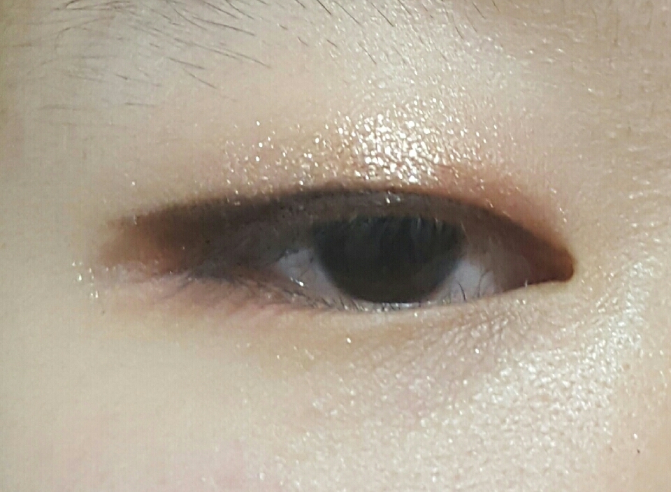 갈색 펜슬라이너 (전 이니스프리 뉴오토라이너 14호 사용했어요)로 기본 라인을 그려줄게요