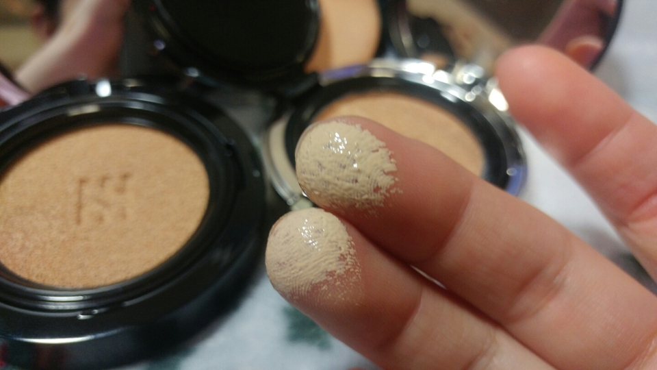 위에가 블랙쿠션이고아래가 보라쿠션이에요!색상이 조금 차이가나는데 잘못느끼실수도있어요.(제형도 차이납니다)