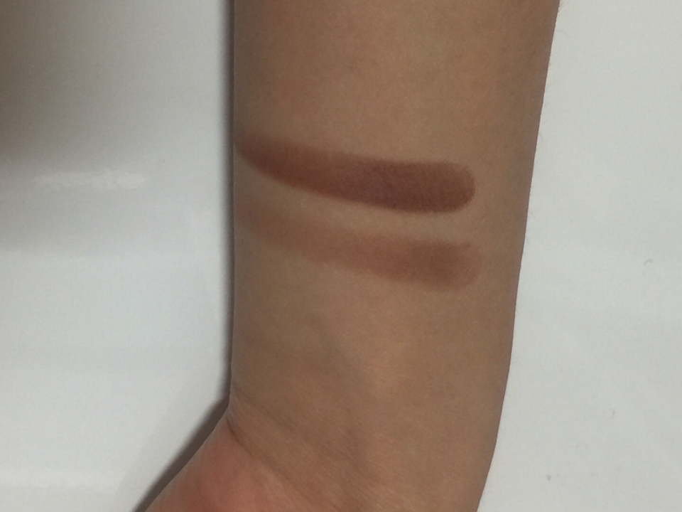 위에는 진하게 발색했구요 밑에는 연하게 발색했어요!!
붉은끼가 살짝 있는 초코색이에요!!!