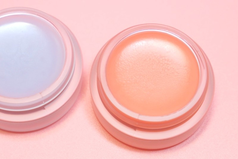 립스틱타입의 립밤이 아니라 손으로 바르는 거라서 호불호가 갈릴 수 있는 비.밤이에요