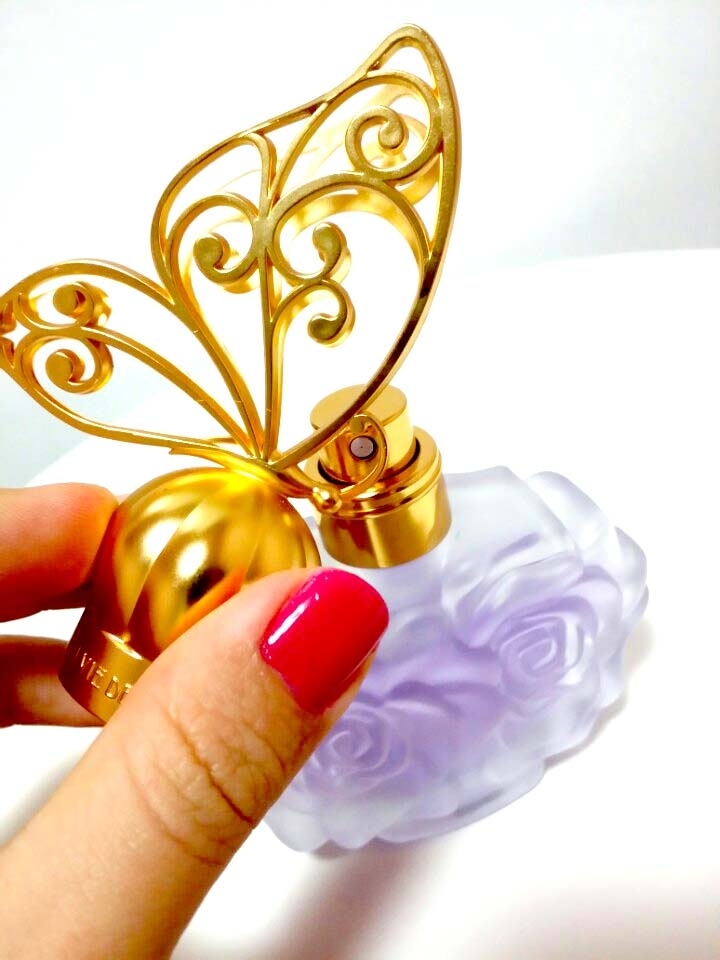 라비드보헴 뚜껑의 나비 덕에 제 화장대에 나비 한 마리가 있어요
오늘도 리뷰 읽어주셔서 감사합니다^^