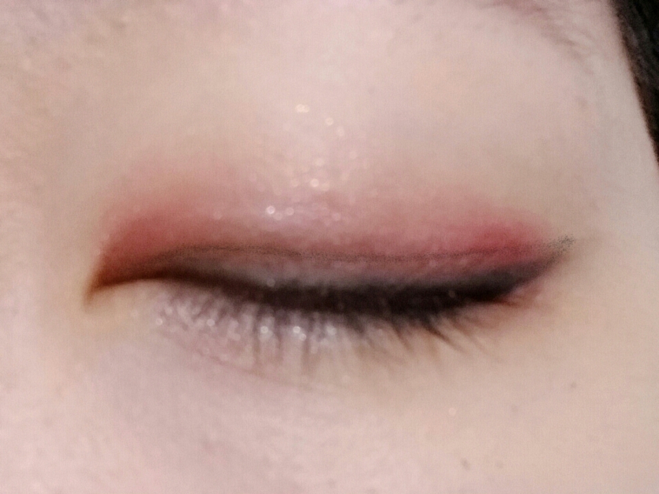 아까 사용한 고동색 섀도우로 아이라인을 쓸어 자연스럽게 경계를 풀어주세요!