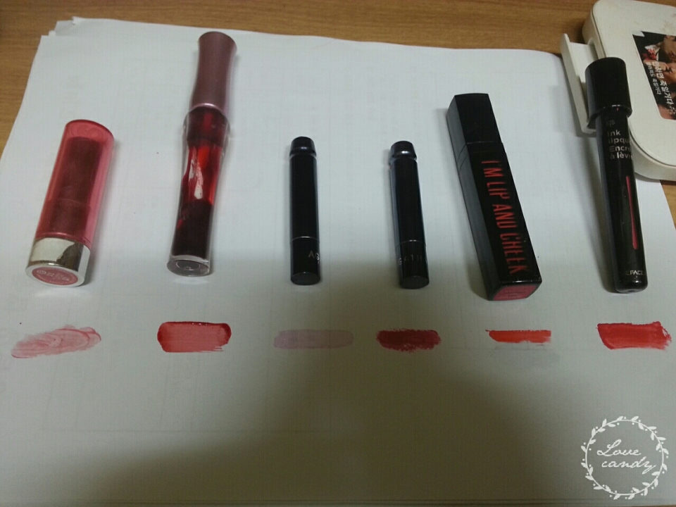 에센스껀 틴트밤느낌으로 발색이 입술에 바르면 약해요..
디어달링은 뭐 가성비 쩔죠ㅎ 앵두레드는 그렇게 빨갛지도 않고 적당히 빨개서 좋아여
아가타껀 하나는 온도에따라 색변하는건데 핫핑크라 잘 안쓰게된다는..나머지껀 버건디컬런데 존좋!!색이 진짜 이뻐여ㅜ