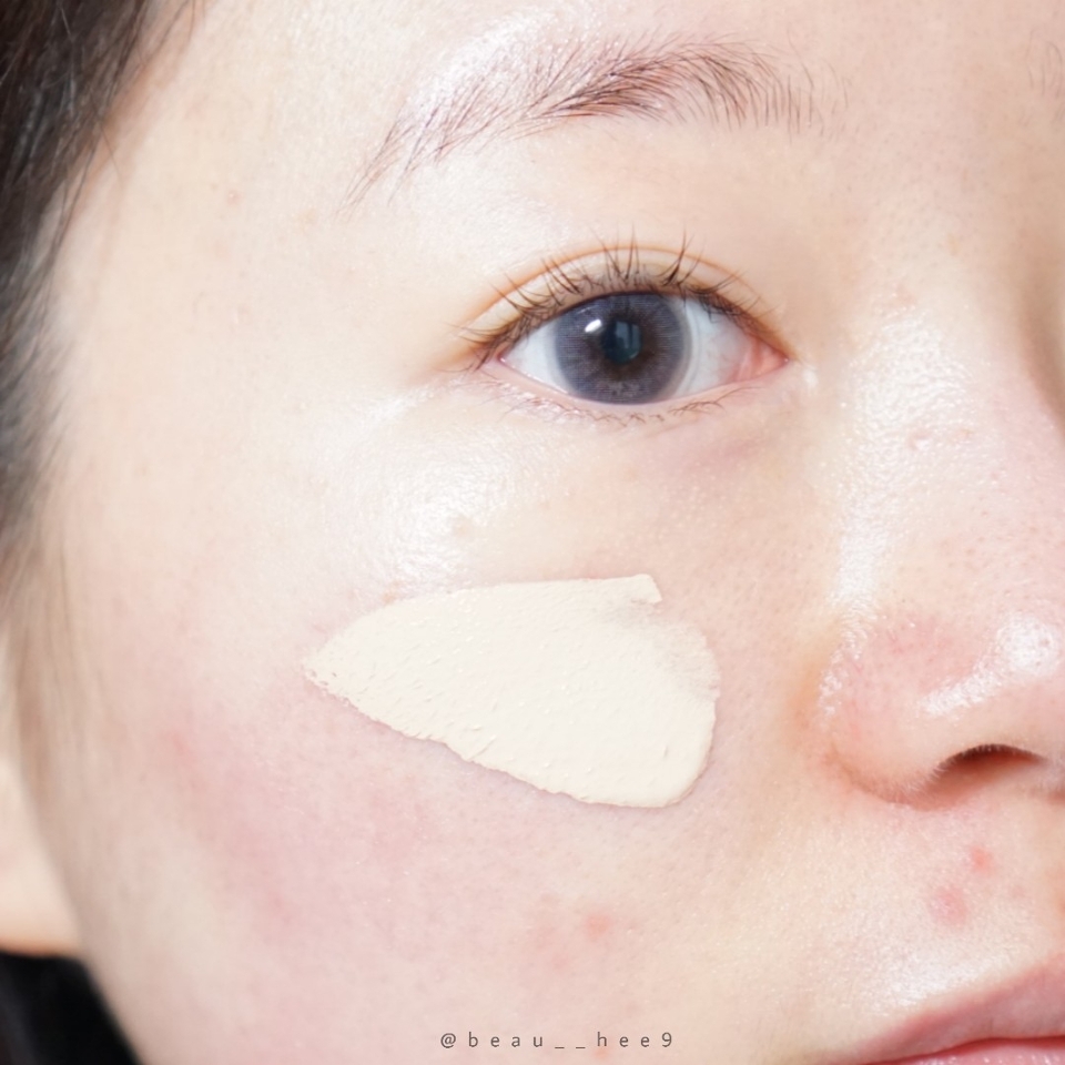 저는 쿠션퍼프 사용했는데,
세미매트하게 마무리 되더라구요.
한 3~4시간 뒤엔 유분기 올라와서 살짝 광나는 피부 표현인데,
무너짐이라 보기엔 애매하고 그냥 저는 이 때 피부표현이 젤 맘에 들었어요.
(픽서 사용하면 지속력 더 괜찮아요!)