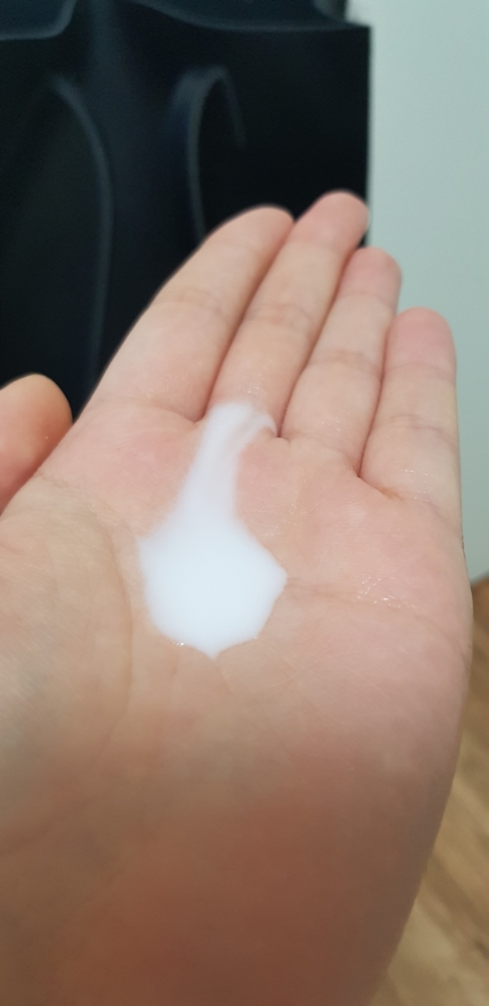 하얀색 에센스입니다!
흐르는제형이에용