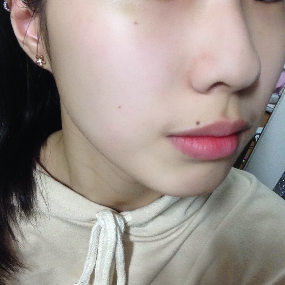 두들겨준 후에요! 코주변의 기름들이 사라져버렸어요 어디갔니 

*주의사항*
스킨케어 후 기름기를 휴지로 살짝 눌러서 제거해주신 후 파우더를 사용해주세요 아니면 이상해짐💥
메이크업 후 사용시에는 위생상 다른 퍼프를 사용해주세요👍

*결론*
사세요

