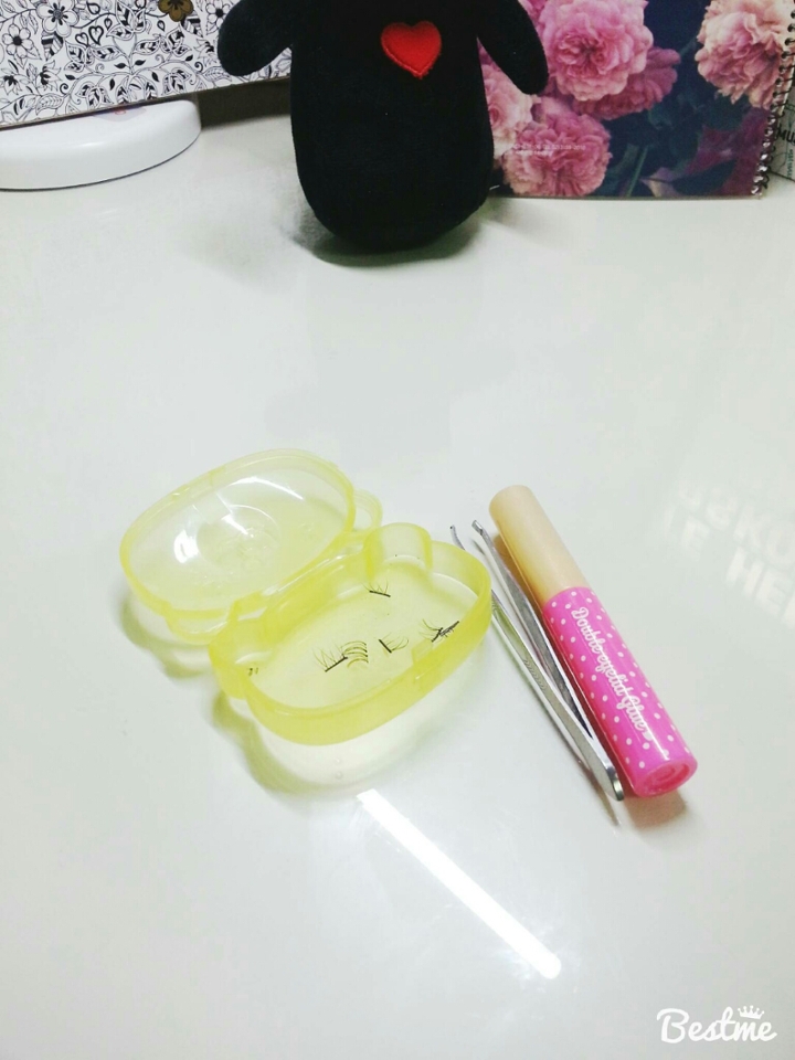 준비물 사진에 빼먹었네요...ㅠ3ㅜ 분할된 다이소 인조속눈썹과
다이소 쌍액 그리고 그냥 집에 뒹굴던 쪽집게입니다